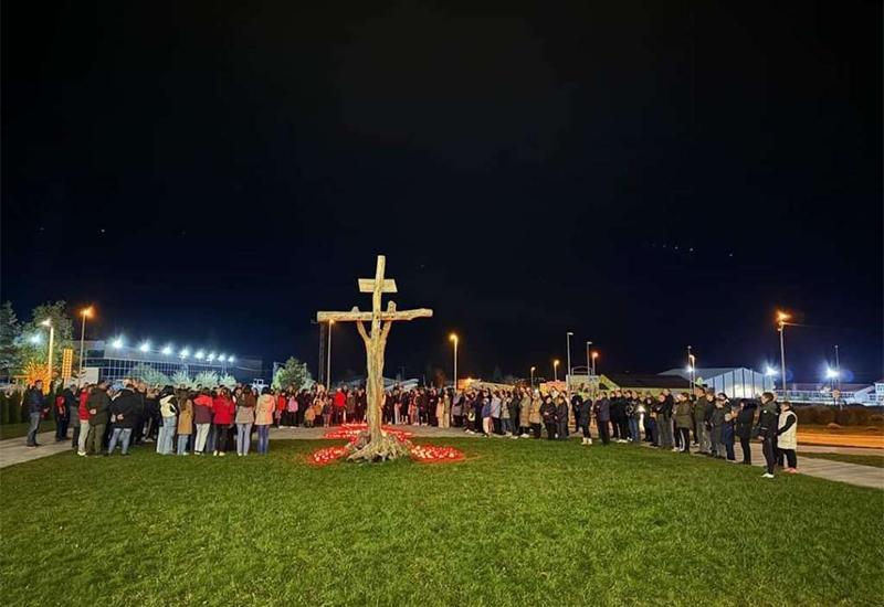 Svijeće za Vukovar upaljene u Tomislavgradu, Livnu i Kupresu - Svijeće za Vukovar upaljene u Tomislavgradu, Livnu i Kupresu