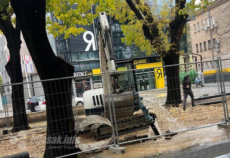 Bager vs. hidrant - Radovi u gradu: Hidrant preuzeo ulogu fontane