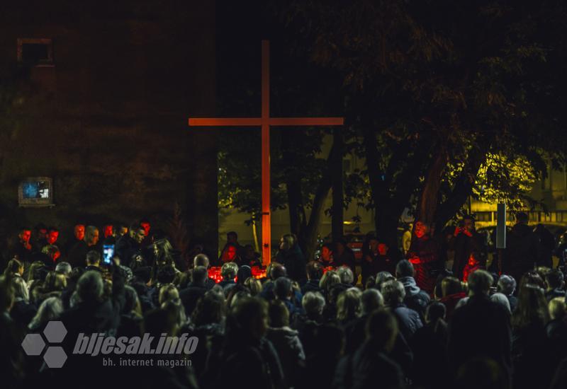 Mostarci upalili svijeće i pomolili se za stradale i nestale u Vukovaru - FOTO | Mostar se sjeća Vukovara: Veliki broj vjernika zapalio svijeće u Vukovarskoj ulici