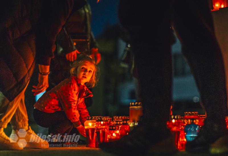 Mostarci upalili svijeće i pomolili se za stradale i nestale u Vukovaru - FOTO | Mostar se sjeća Vukovara: Veliki broj vjernika zapalio svijeće u Vukovarskoj ulici