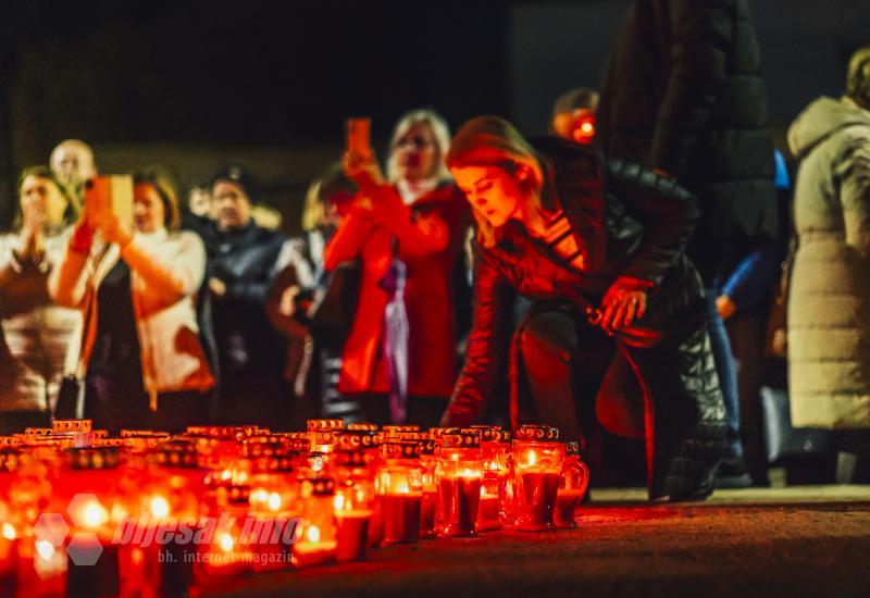 Mostarci upalili svijeće i pomolili se za stradale i nestale u Vukovaru - FOTO | Mostar se sjeća Vukovara: Veliki broj vjernika zapalio svijeće u Vukovarskoj ulici