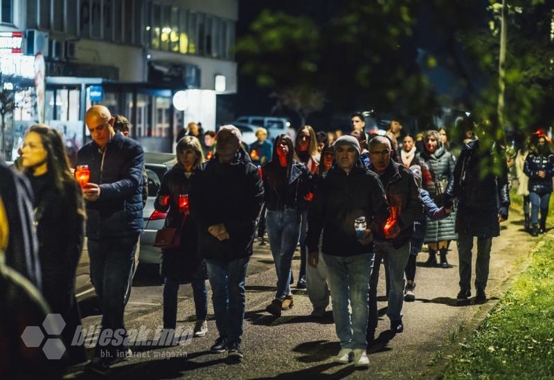 Mostarci upalili svijeće i pomolili se za stradale i nestale u Vukovaru - FOTO | Mostar se sjeća Vukovara: Veliki broj vjernika zapalio svijeće u Vukovarskoj ulici