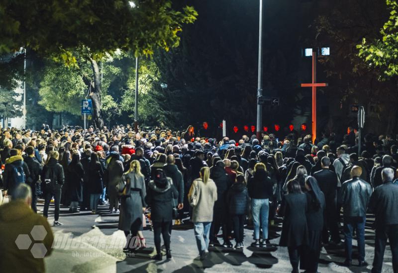 Mostarci upalili svijeće i pomolili se za stradale i nestale u Vukovaru - FOTO | Mostar se sjeća Vukovara: Veliki broj vjernika zapalio svijeće u Vukovarskoj ulici