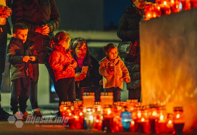 Mostarci upalili svijeće i pomolili se za stradale i nestale u Vukovaru - FOTO | Mostar se sjeća Vukovara: Veliki broj vjernika zapalio svijeće u Vukovarskoj ulici