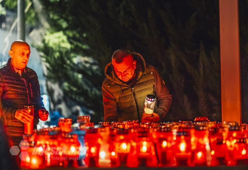 Mostarci upalili svijeće i pomolili se za stradale i nestale u Vukovaru - FOTO | Mostar se sjeća Vukovara: Veliki broj vjernika zapalio svijeće u Vukovarskoj ulici