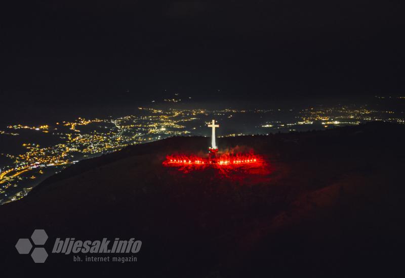 Mostar: Zapaljene 33 baklje na Humu za Vukovar i Škabrnju, te obljetnicu utemeljenja Herceg-Bosne