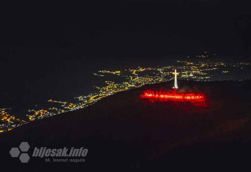 Baklje na brdu Hum iznad Mostara - Mostar: Zapaljene 33 baklje na Humu u znak sjećanja na Vukovar i Škabrnju