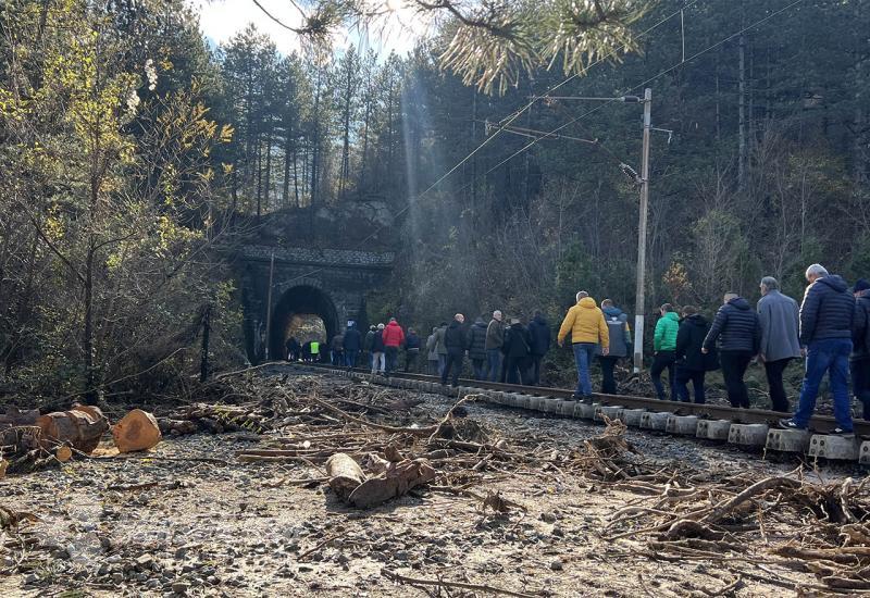 FOTO | Pogledajte prugu koja čeka obnovu