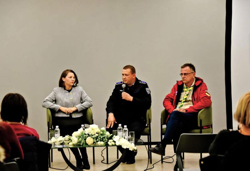 Panel rasprava u Mostaru - Rasprava u Mostaru: Prevencija vršnjačkog nasilja započinje edukacijom roditelja