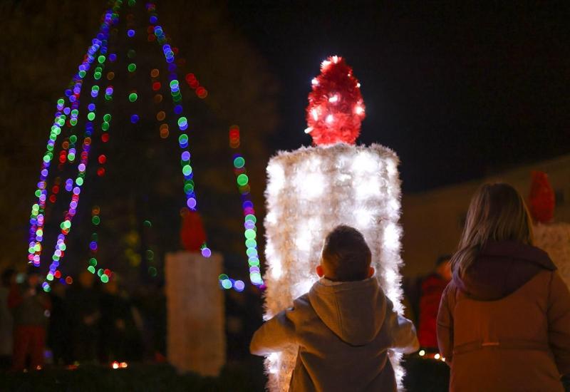 Advent u Mostaru: Paljenje prve adventske svijeće i glazbeni nastupi 