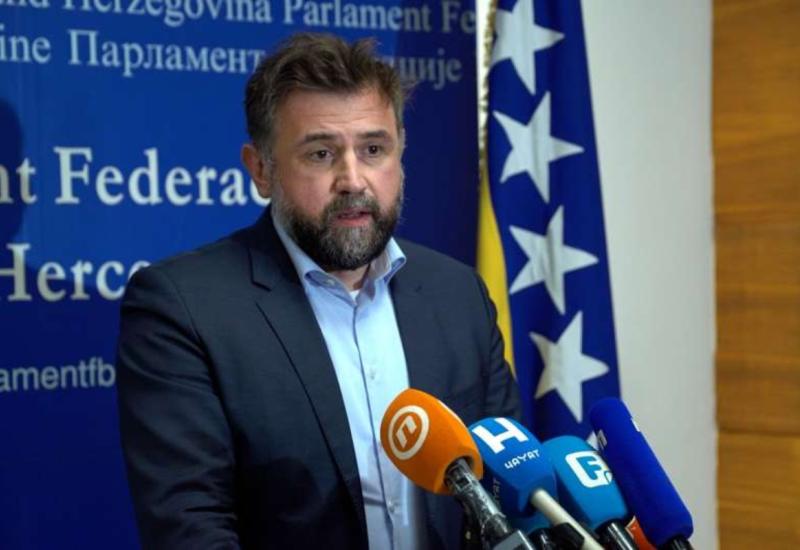 Dennis Gratz, zastupnik u Predstavničkom domu Parlamenta Federacije Bosne i Hercegovine. - Mioković: Izvanredna sjednica kasni samo dva dana, ali ključni zaključci mogu uslijediti u sinergiji s Vladom