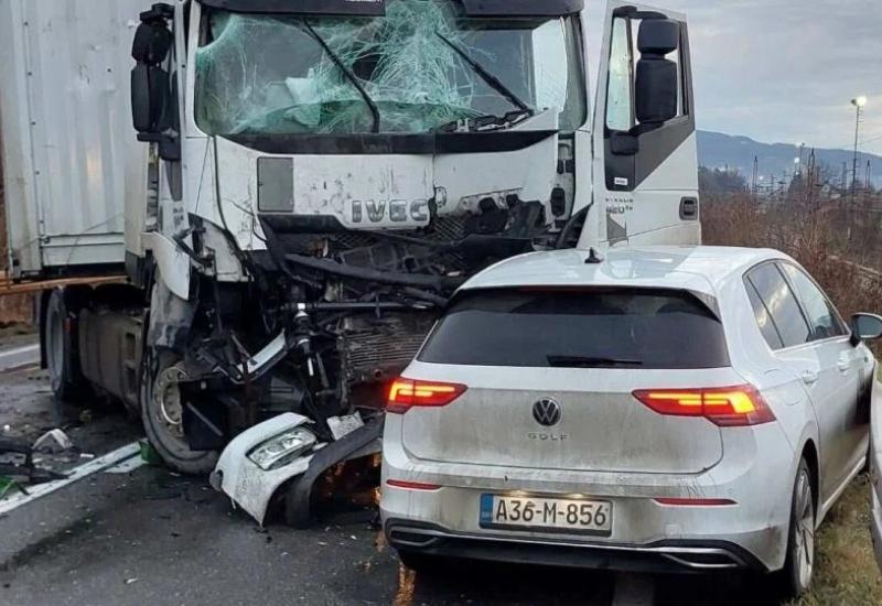 Teška nesreća na M-17: Sudar kamiona i automobila, promet potpuno obustavljen