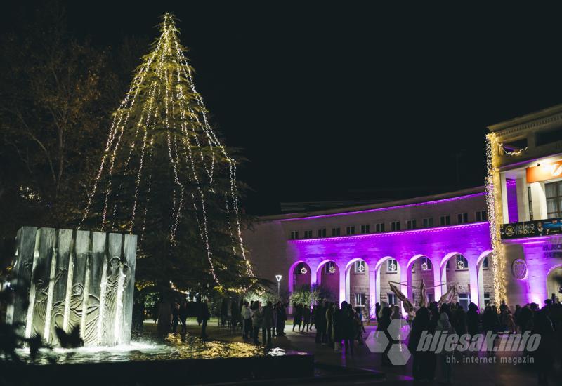 Počeo Advent u Mostaru - Zapaljena prva adventska svijeća