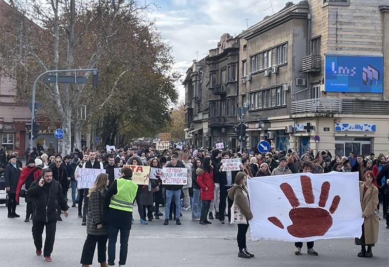 Prosvjednici obojali u crveno centar Novoga Sada - Prosvjednici obojali u crveno centar Novoga Sada