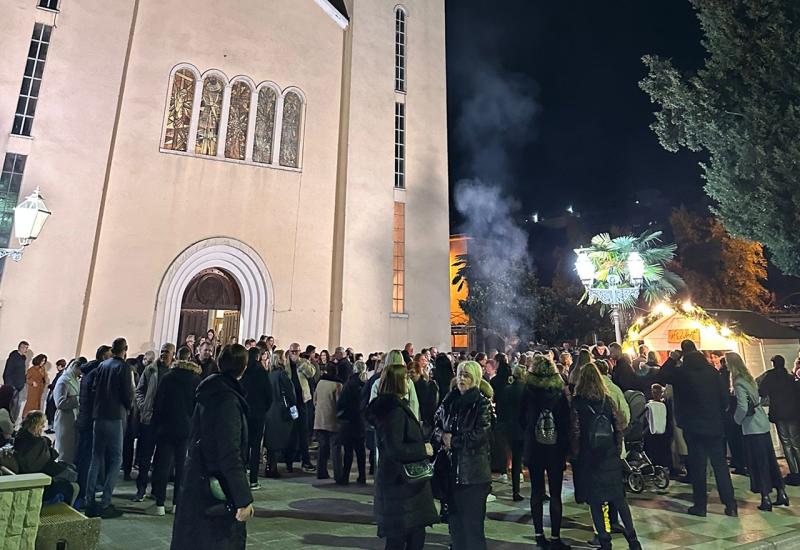 FOTO: Ispred čapljinske crkve održana prva večer FrAdventa