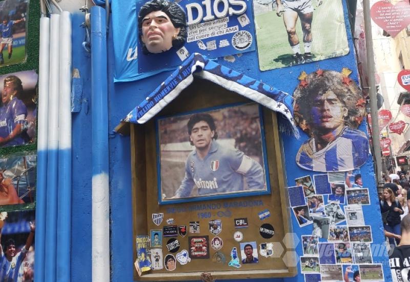 Maradonina četvrt - Maradonin mural jedna je od najposjećenijih turističkih atrakcija u Italiji