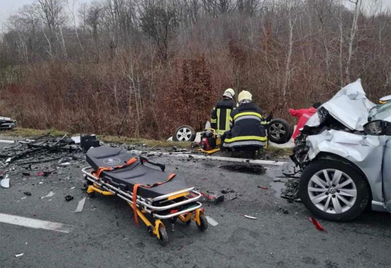 Tri osobe smrtno stradale u prometnoj nesreći 