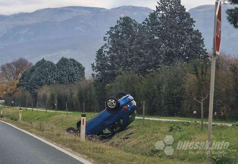 Osobni automobil prevrnut na krov u naselju Sutina