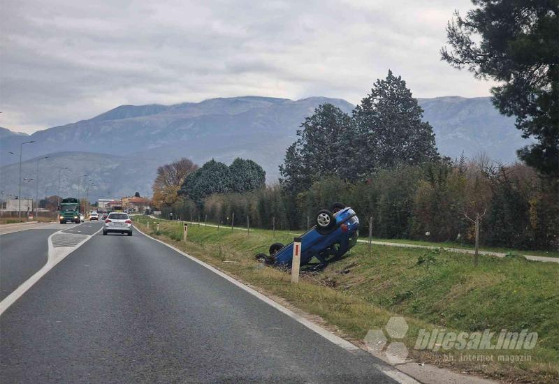 Osobni automobil prevrnut na krov u naselju Sutina - Osobni automobil prevrnut na krov u naselju Sutina