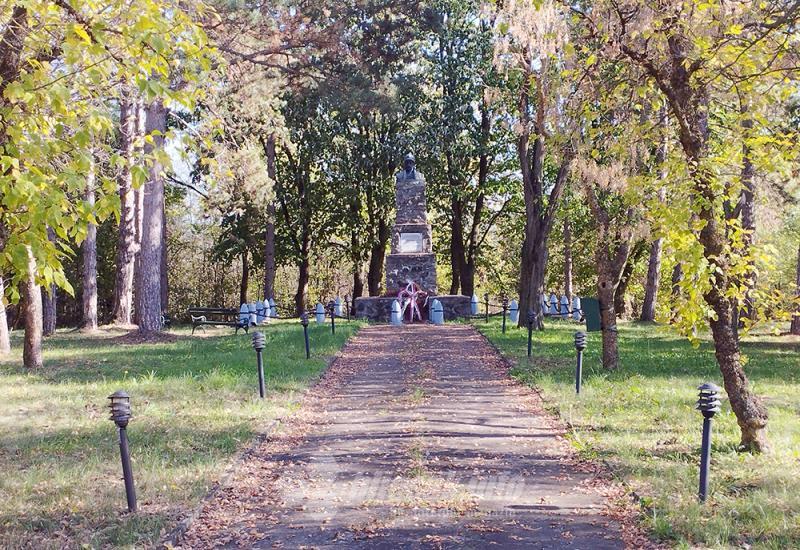 Spomenik na Ivankovcu - Ćuprija, zavičaj cara Lazara i Vere Nikolić