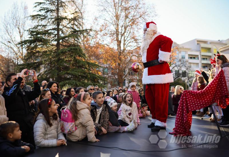 FOTO Glazbena bajka Djeda Mraza u Mostaru