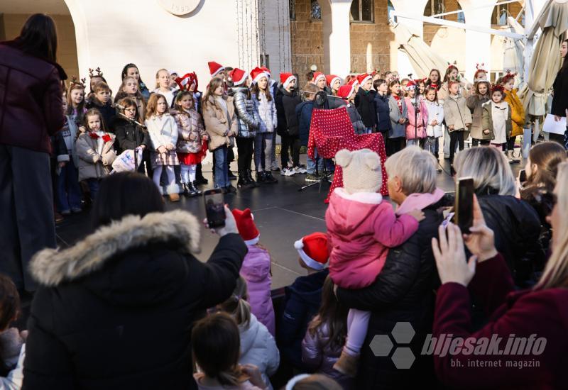 Glazbena bajka Djeda Mraza u Mostaru - FOTO Glazbena bajka Djeda Mraza u Mostaru