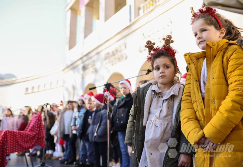 Glazbena bajka Djeda Mraza u Mostaru - FOTO Glazbena bajka Djeda Mraza u Mostaru