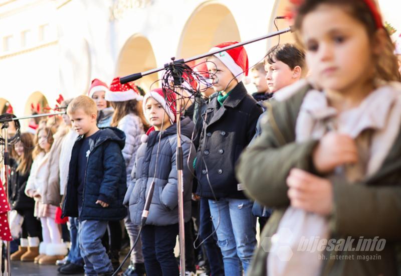 Glazbena bajka Djeda Mraza u Mostaru - FOTO Glazbena bajka Djeda Mraza u Mostaru