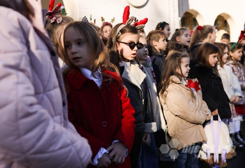 FOTO Glazbena bajka Djeda Mraza u Mostaru