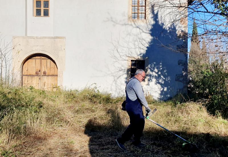 Zapušteni nacionalni spomenik u Mostaru: Građani čiste, nadležni šute