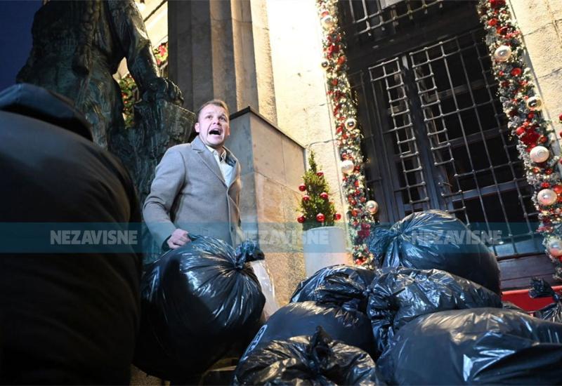 VIDEO Stanivuković donio vreće s lažnim novcem: Dobijao sam batine, ali se ne bojim