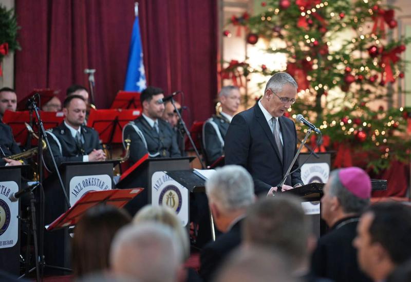 Božićni koncert: Poruke nade i solidarnosti iz svečane dvorane Doma Oružanih snaga - Sloboda prestaje tamo gdje počinje tuđa: Nadbiskup Vukšić na božićnom koncertu u Sarajevu