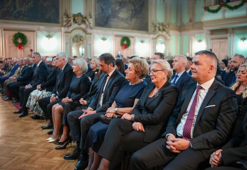 Božićni koncert: Poruke nade i solidarnosti iz svečane dvorane Doma Oružanih snaga - Sloboda prestaje tamo gdje počinje tuđa: Nadbiskup Vukšić na božićnom koncertu u Sarajevu