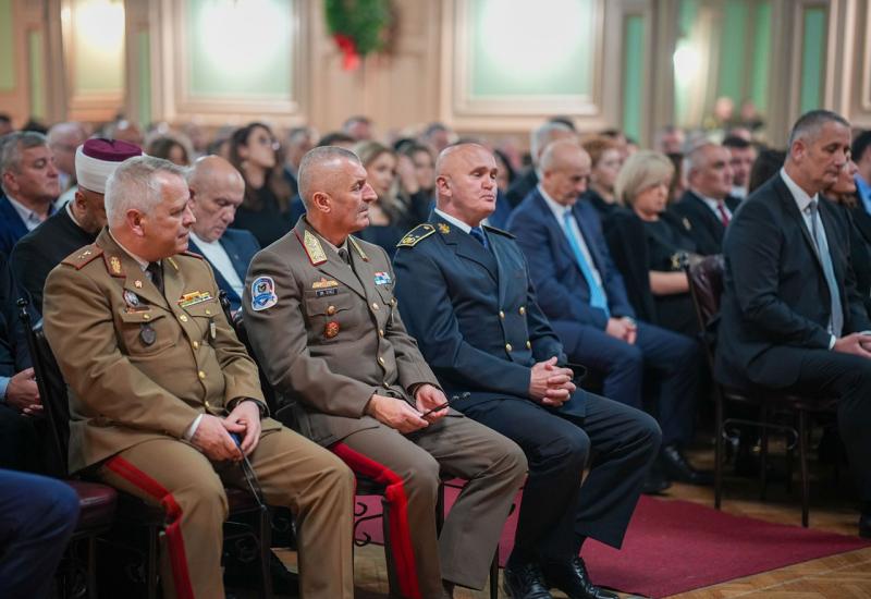 Božićni koncert: Poruke nade i solidarnosti iz svečane dvorane Doma Oružanih snaga - Sloboda prestaje tamo gdje počinje tuđa: Nadbiskup Vukšić na božićnom koncertu u Sarajevu