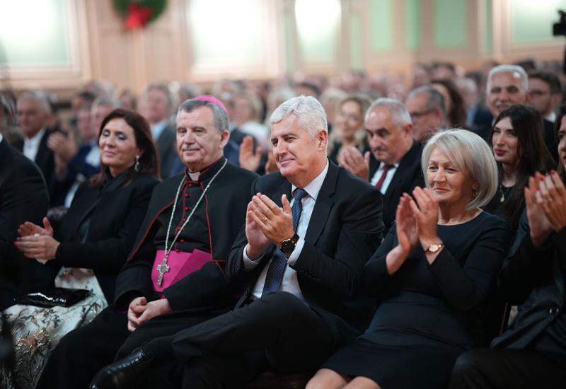 Božićni koncert: Poruke nade i solidarnosti iz svečane dvorane Doma Oružanih snaga - Sloboda prestaje tamo gdje počinje tuđa: Nadbiskup Vukšić na božićnom koncertu u Sarajevu