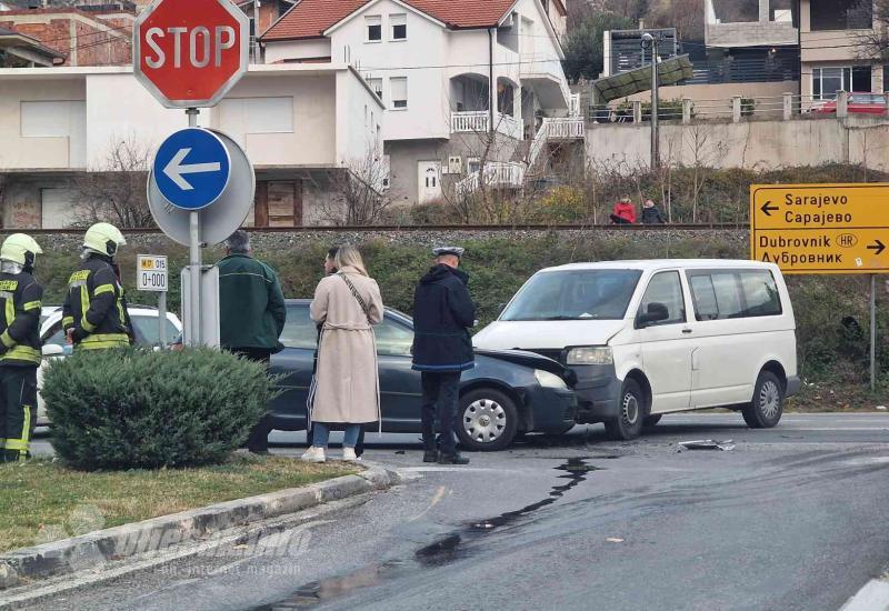 Mostar: Sudar kombija i osobnog vozila