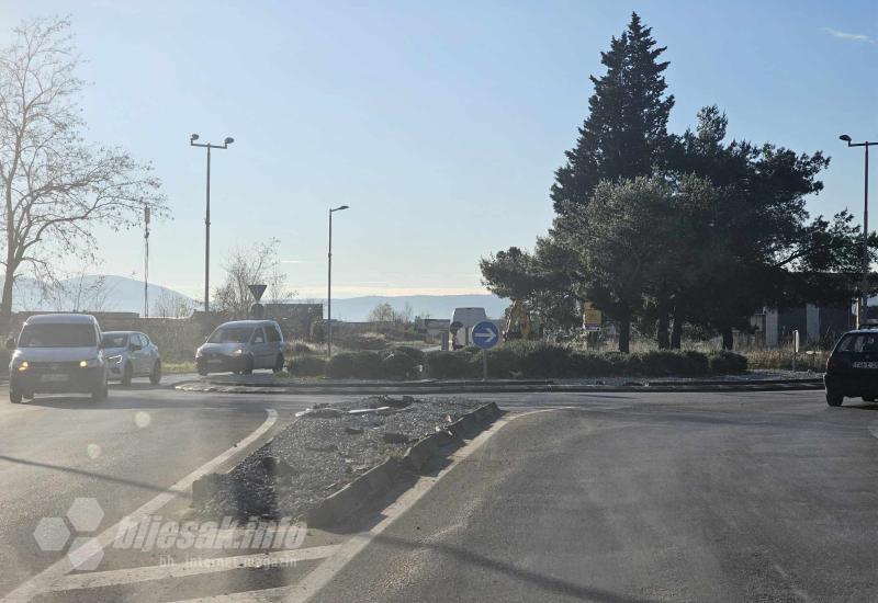 Mostar: Vozač automobilom "proletio" u kružni tok i nestao?