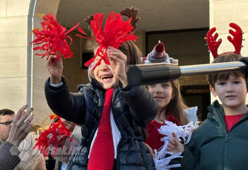 FOTO/VIDEO | Dječji osmijesi obasjali Advent u Mostaru