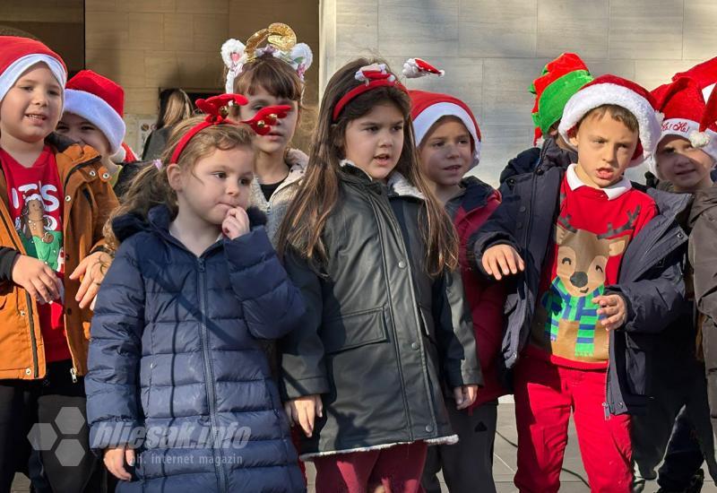 FOTO/VIDEO | Dječji osmijesi obasjali Advent u Mostaru