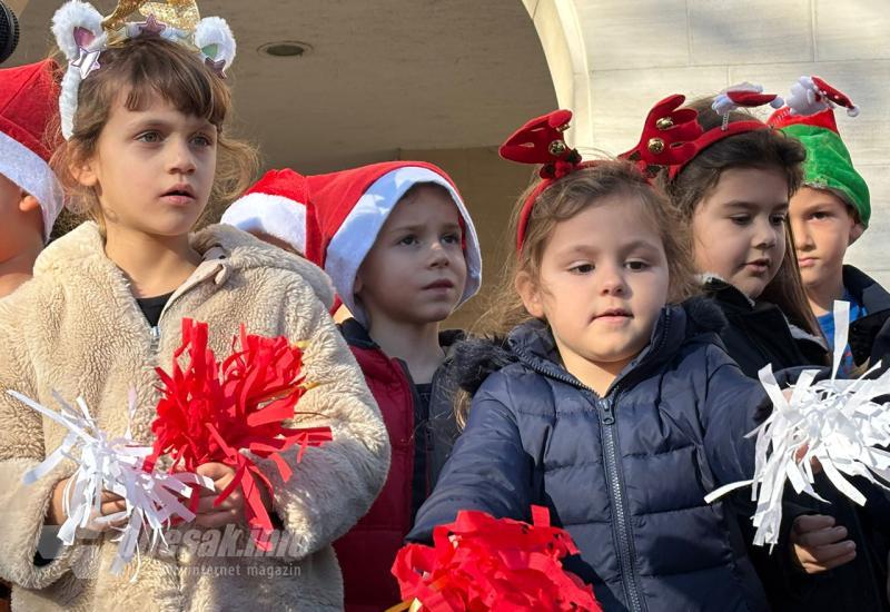 FOTO/VIDEO | Dječji osmijesi obasjali Advent u Mostaru