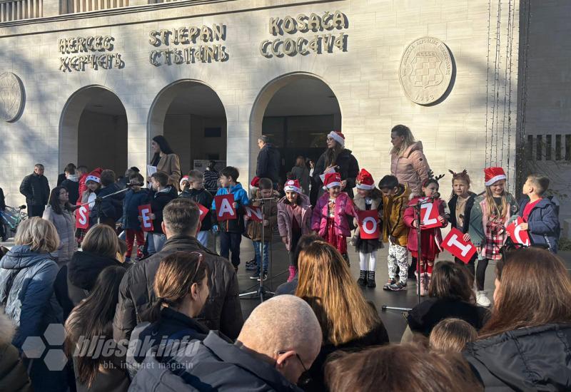 FOTO/VIDEO | Dječji osmijesi obasjali Advent u Mostaru