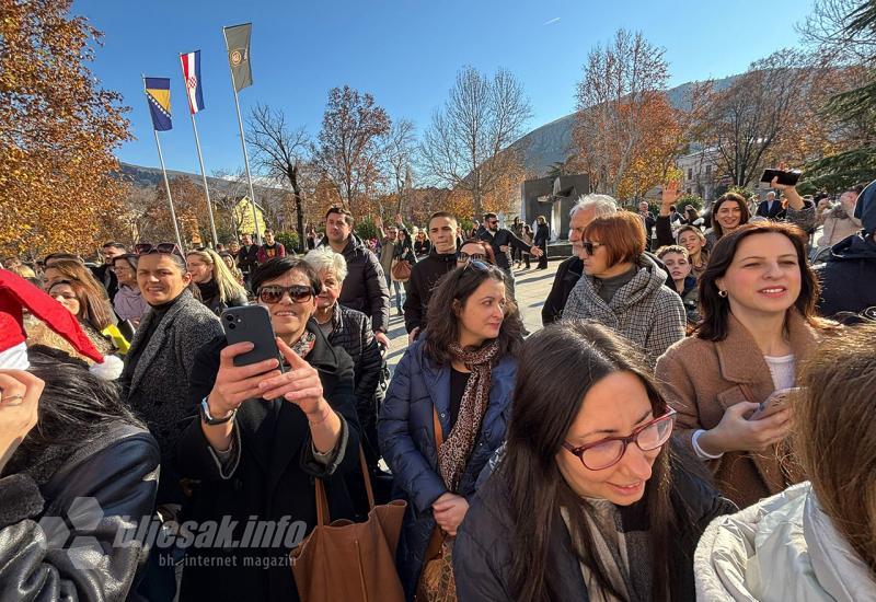 FOTO/VIDEO | Dječji osmijesi obasjali Advent u Mostaru