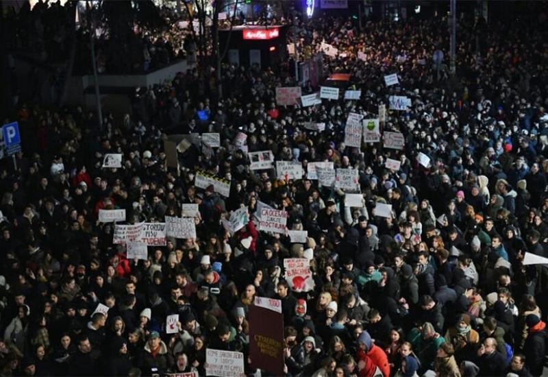 Beograd: Studenti ispred televizije, zvižduci se čuli tijekom dnevnika - Beograd: Studenti ispred televizije, zvižduci se čuli tijekom dnevnika