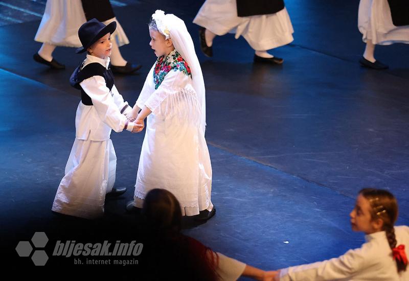 Večer folklora i tradicije: Božićni koncert oduševio publiku u Mostaru - Gradu s ljubavlju: HKUD Sv. Ante – Cim završio godinu uz spektakularni božićni koncert