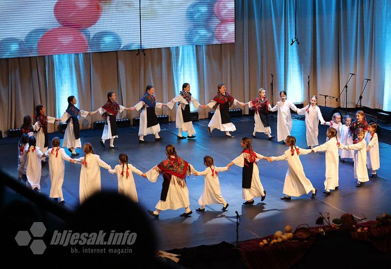 Večer folklora i tradicije: Božićni koncert oduševio publiku u Mostaru - Gradu s ljubavlju: HKUD Sv. Ante – Cim završio godinu uz spektakularni božićni koncert