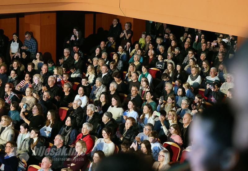 Večer folklora i tradicije: Božićni koncert oduševio publiku u Mostaru - Gradu s ljubavlju: HKUD Sv. Ante – Cim završio godinu uz spektakularni božićni koncert