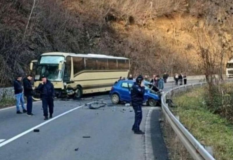 Sudar autobusa koji je prevozio djecu i automobila - Sudar autobusa koji je prevozio djecu i osobnog automobila  