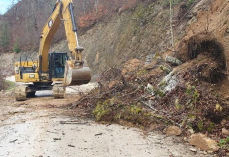 Klizište blokiralo cestu koja povezuje Fojnicu s Konjicem i Kreševom - Klizište blokiralo cestu koja povezuje Fojnicu s Konjicem i Kreševom