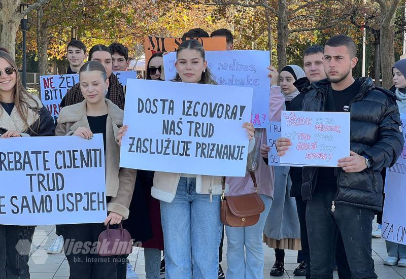 Srednjoškolci u akciji: Skrenuli pažnju na probleme s kojima se susreću vijeća učenika u školama - Mostarski srednjoškolci traže promjene: Održana mirna šetnja i flash mob