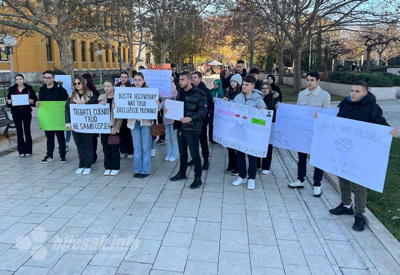 Mostarski srednjoškolci traže promjene: Održana mirna šetnja i flash mob